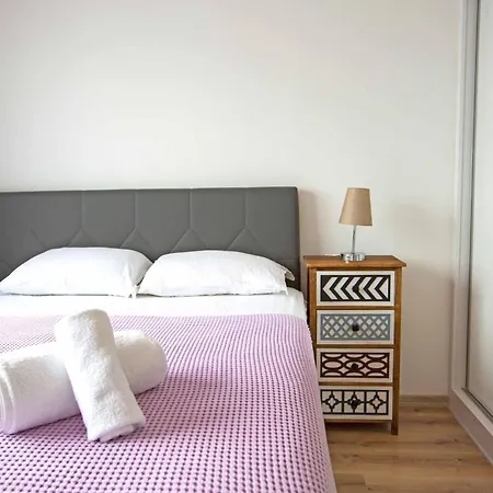 Blueroza Elegant Sea View By Holidaykeys *